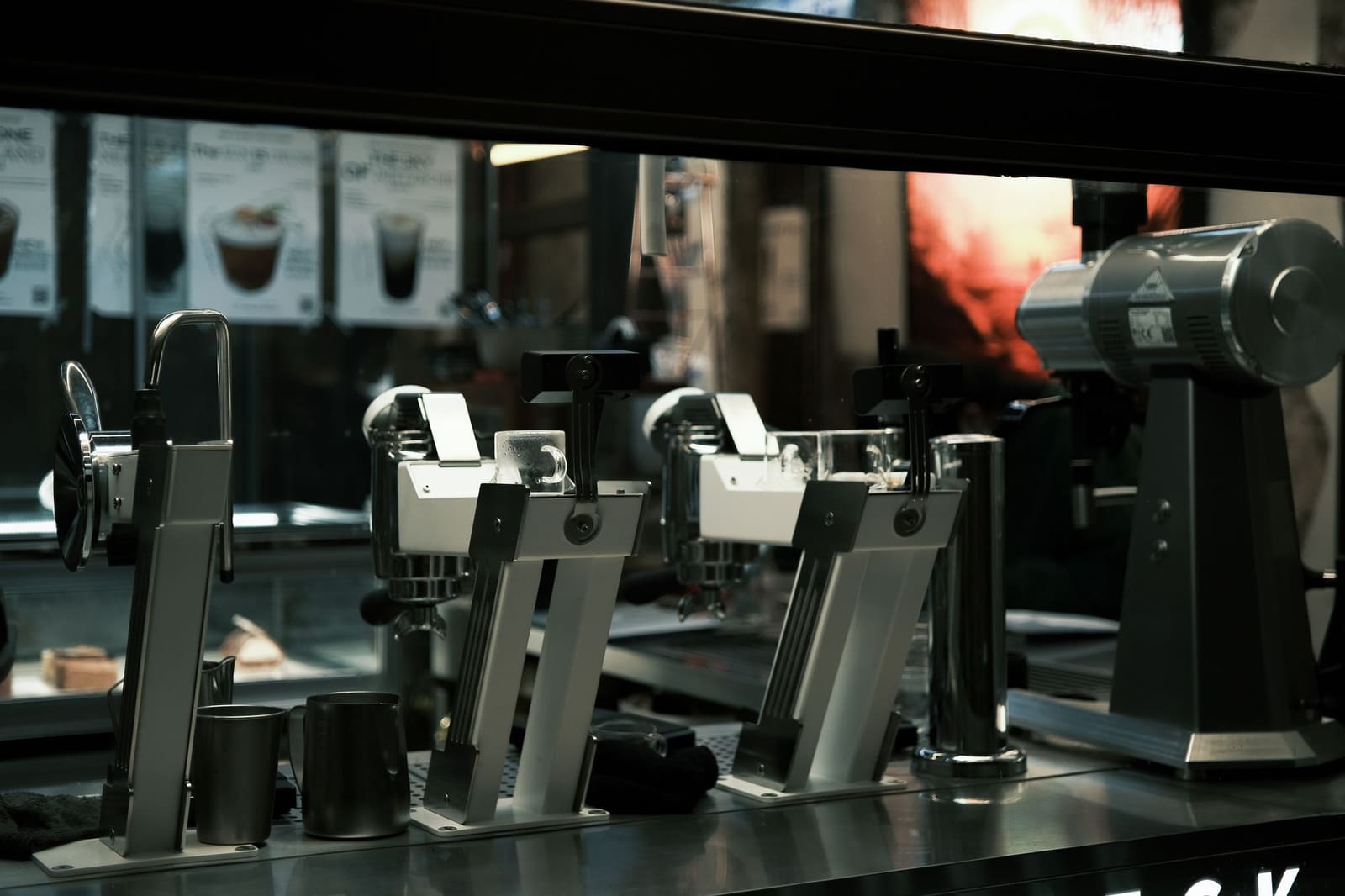 Barapparatuur en glaswerk uitgestald op een beursstand voor horecaprofessionals