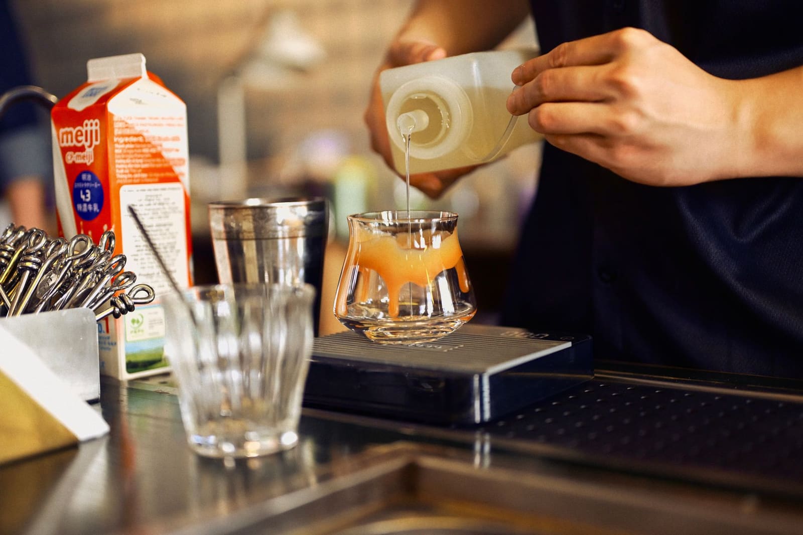 Bartender geeft een demonstratie met cocktailapparatuur op een vakbeurs