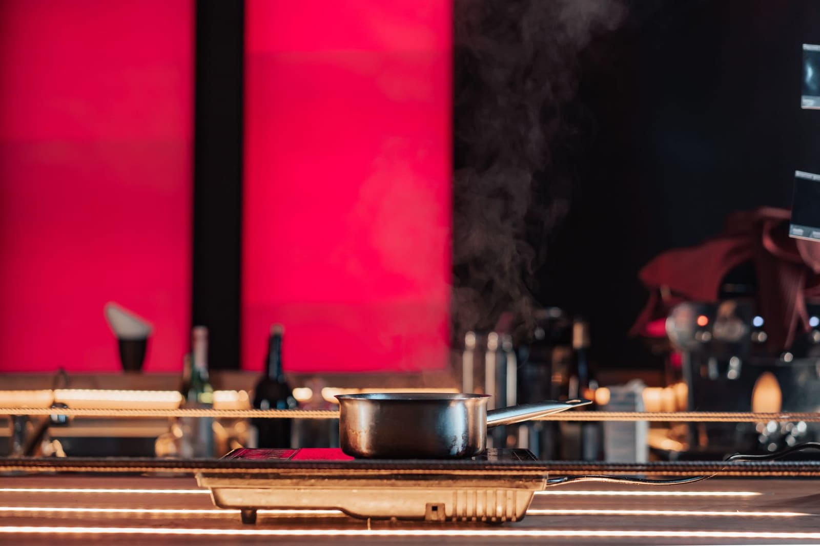 Overzicht van een horecabeurs met apparatuur en standhouders voor bars en restaurants