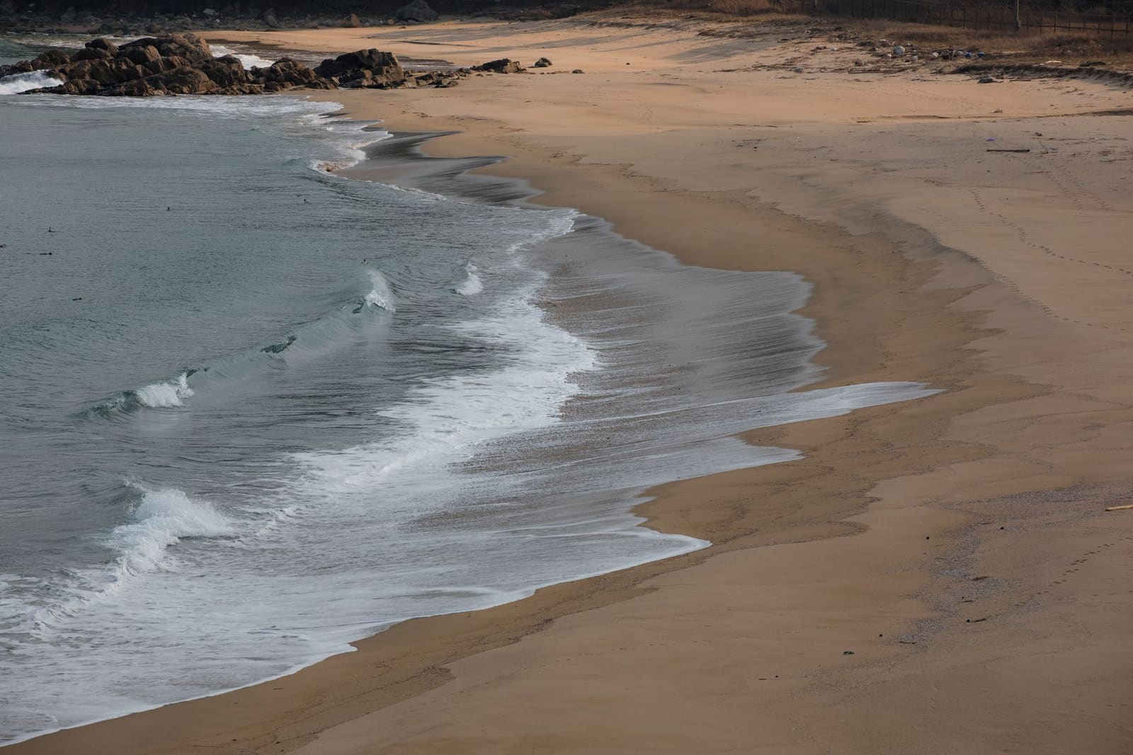 Rustig zandstrand met golven aan de Amerikaanse oostkust bij zonsondergang