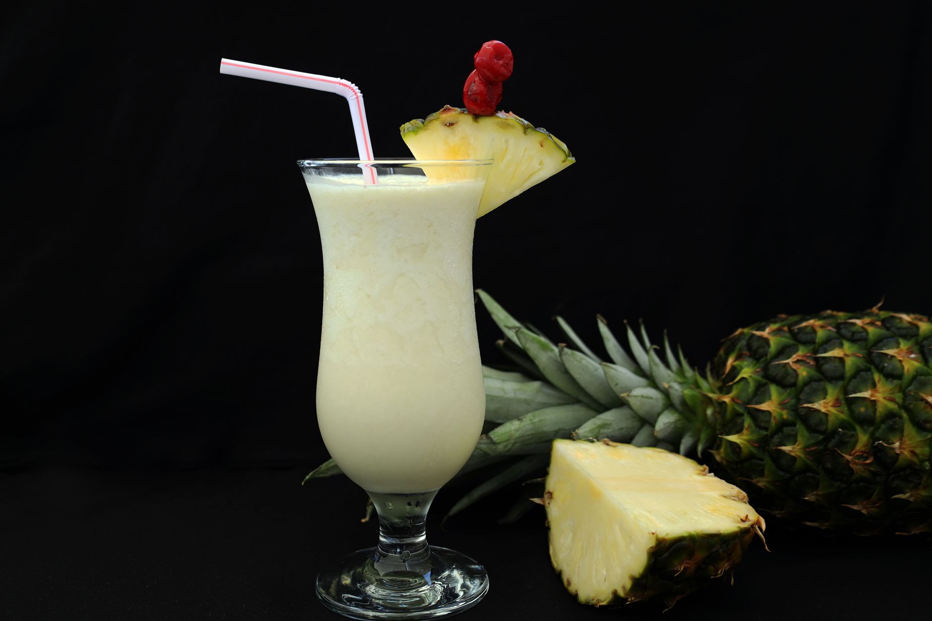 Piña colada bij een zwembad aan zee met badgasten op de achtergrond in North Myrtle Beach