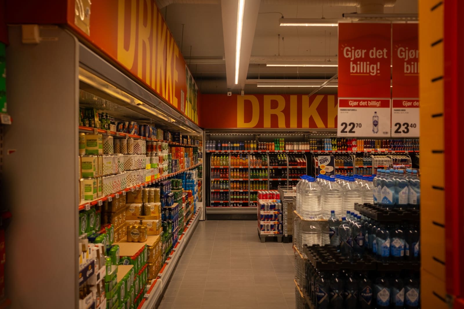 Schap met frisdrankflessen in een supermarkt, onderdeel van de drankenmarkt