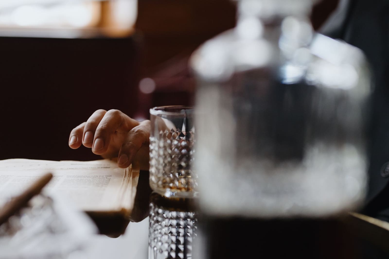 Glas whiskey puur geserveerd zonder ijs op een bar