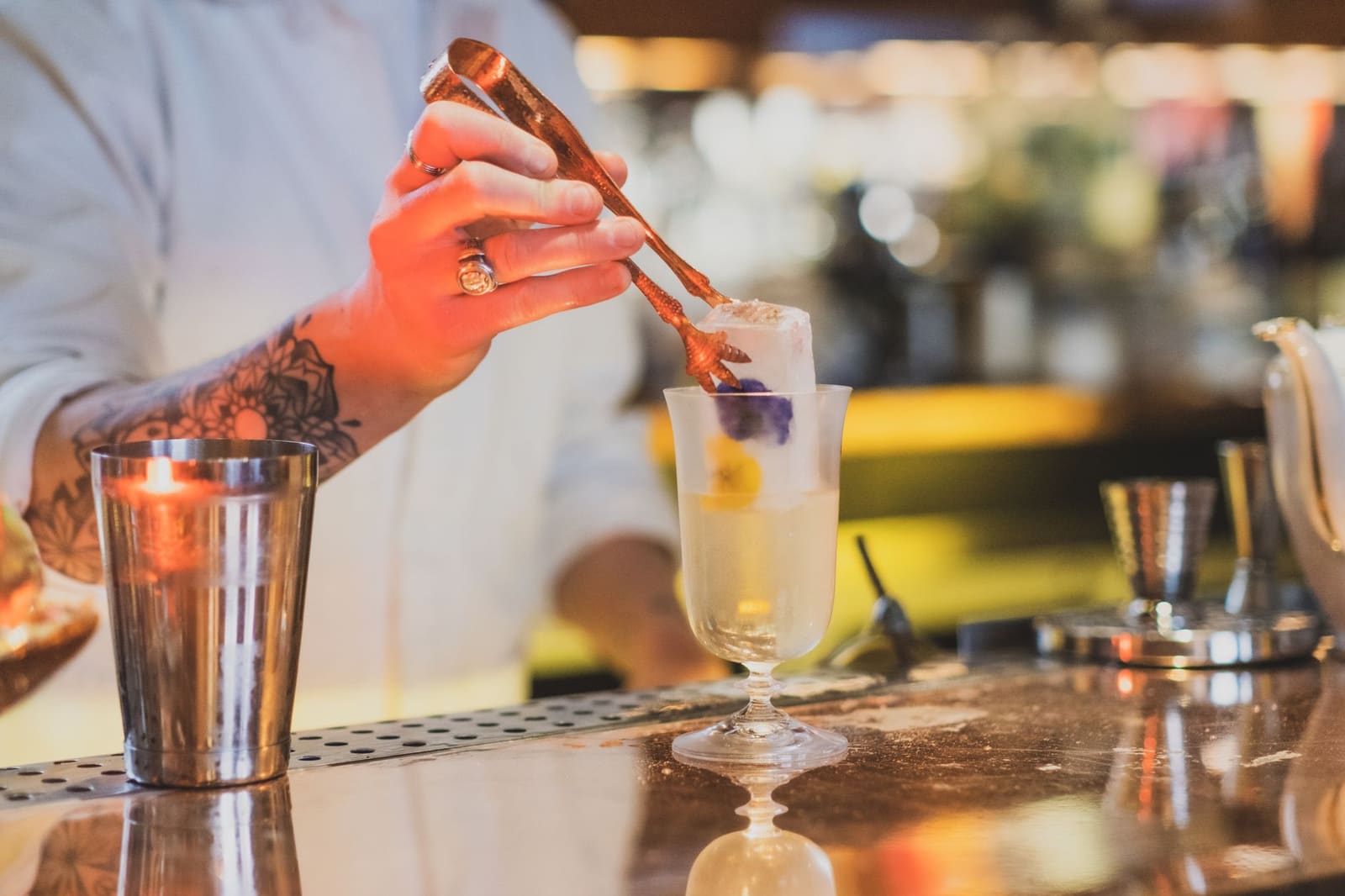 Cocktailshaker met ijs op de bar