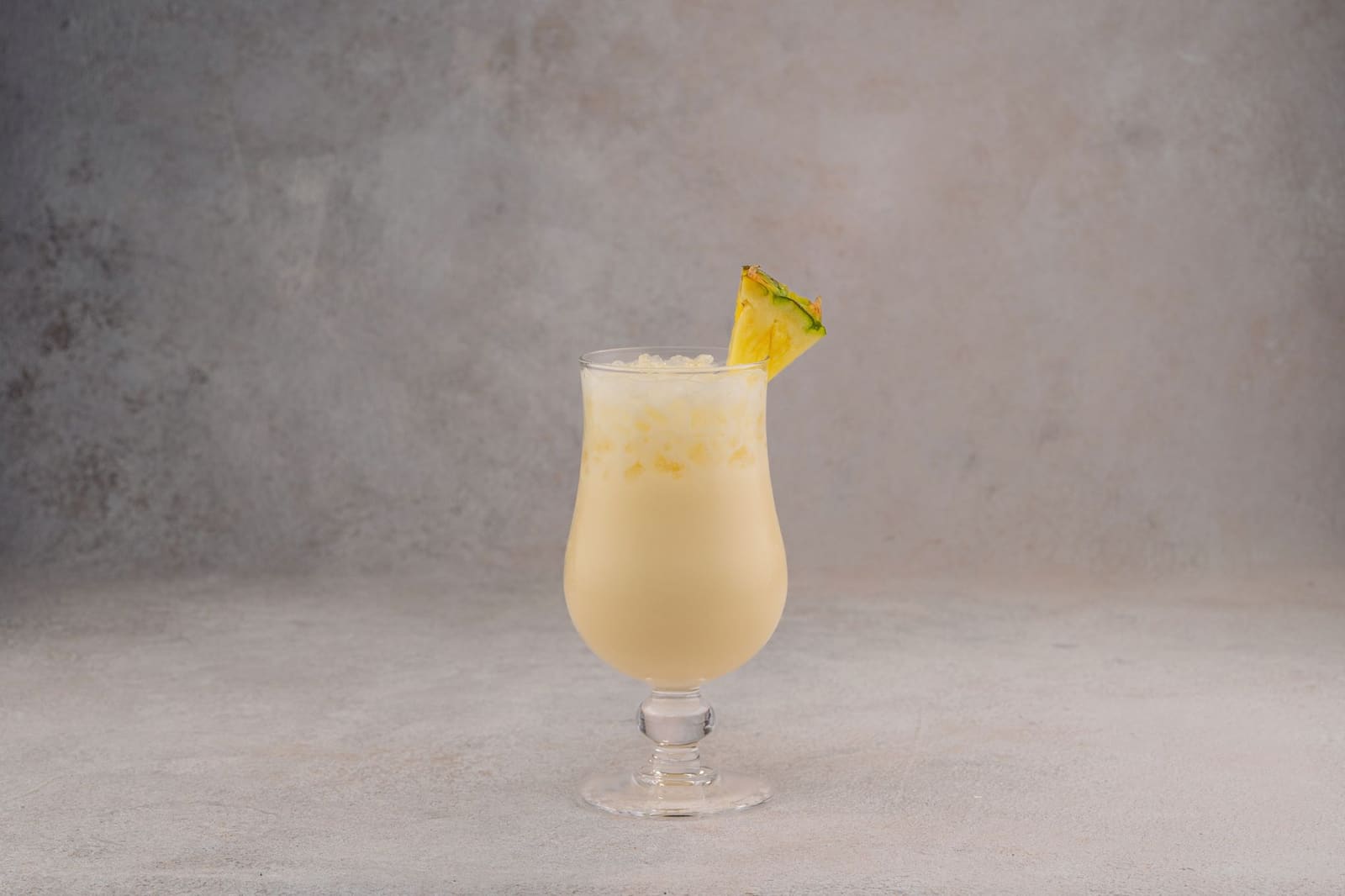 Tropische pina colada cocktail met ananas garnering op een bar