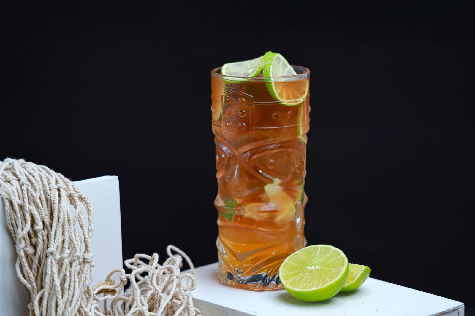 Koffie-tiki cocktail met ijs en tropische garnering op een bar