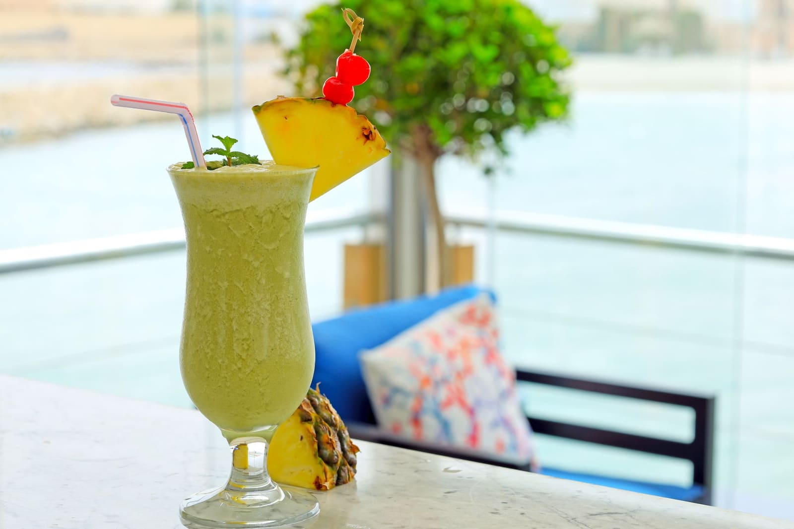 Piña colada in glas met ananas als garnering