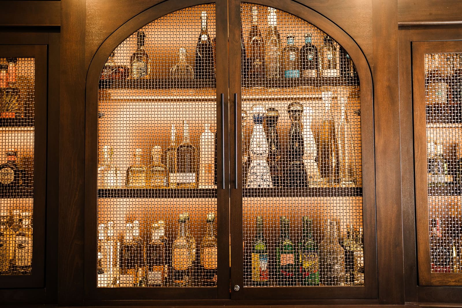 cocktails op een bar in warm barlicht