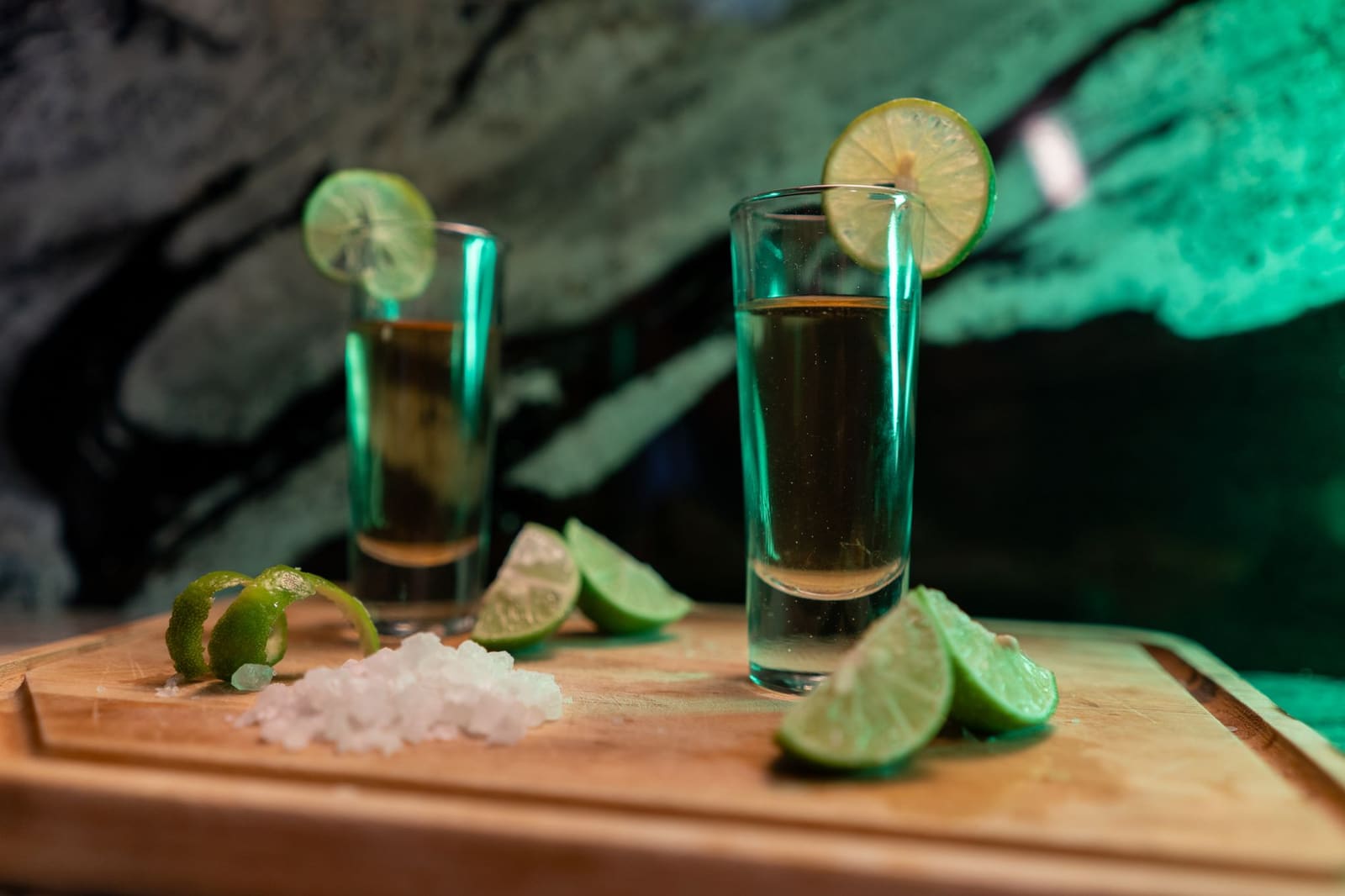 Tequilacocktail geserveerd in een glas met ijs en garnering