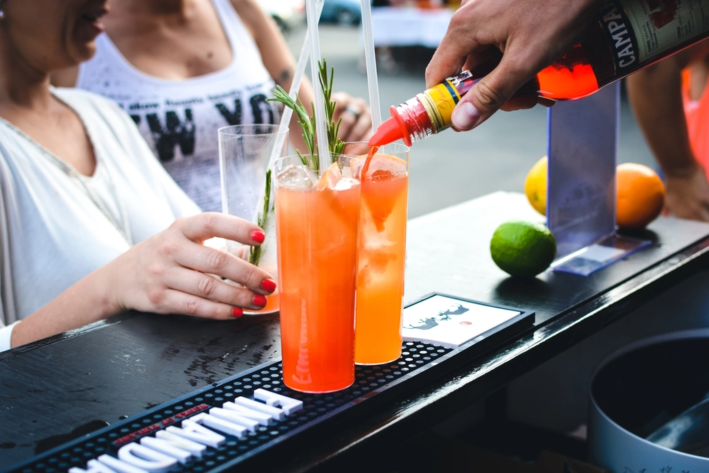 cocktails op een bar in warm barlicht