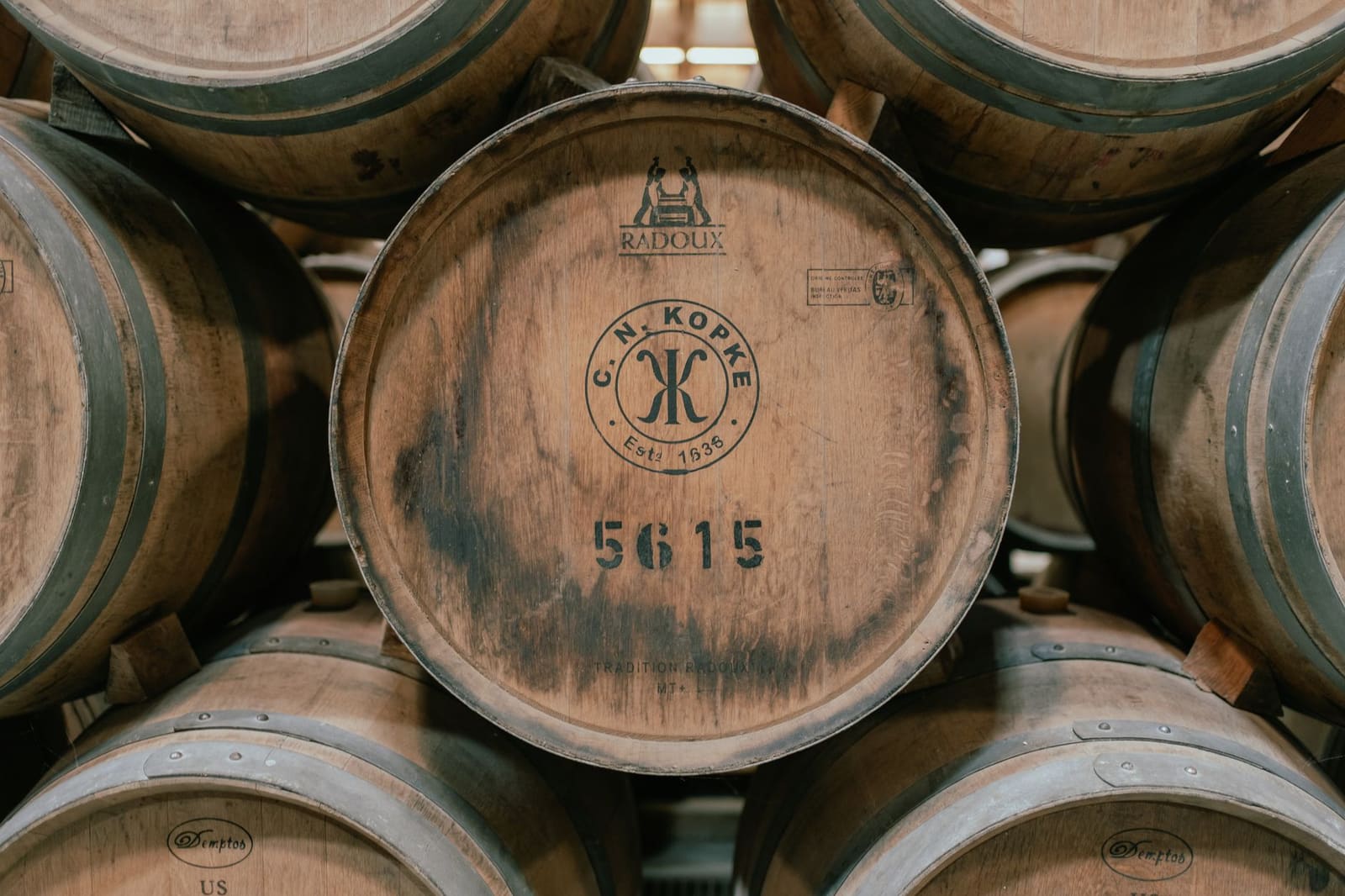 Rijen eiken vaten opgeslagen in een whiskey opslagmagazijn