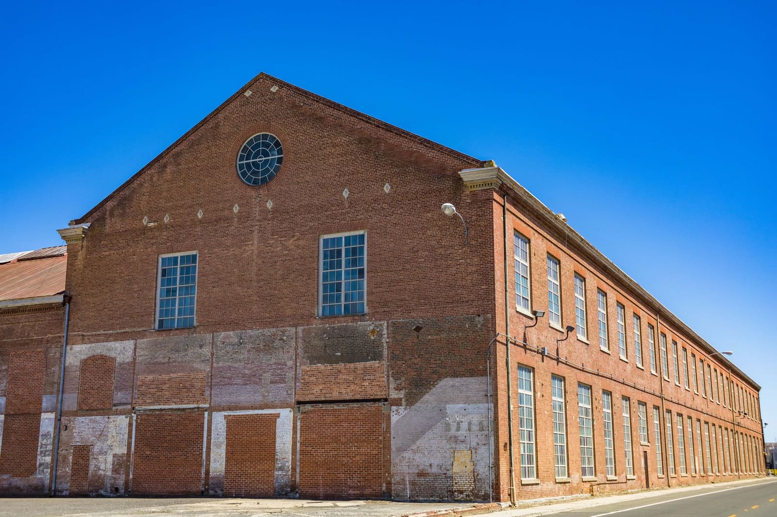 Buitenaanzicht van een traditionele bourbon distilleerderij in Kentucky
