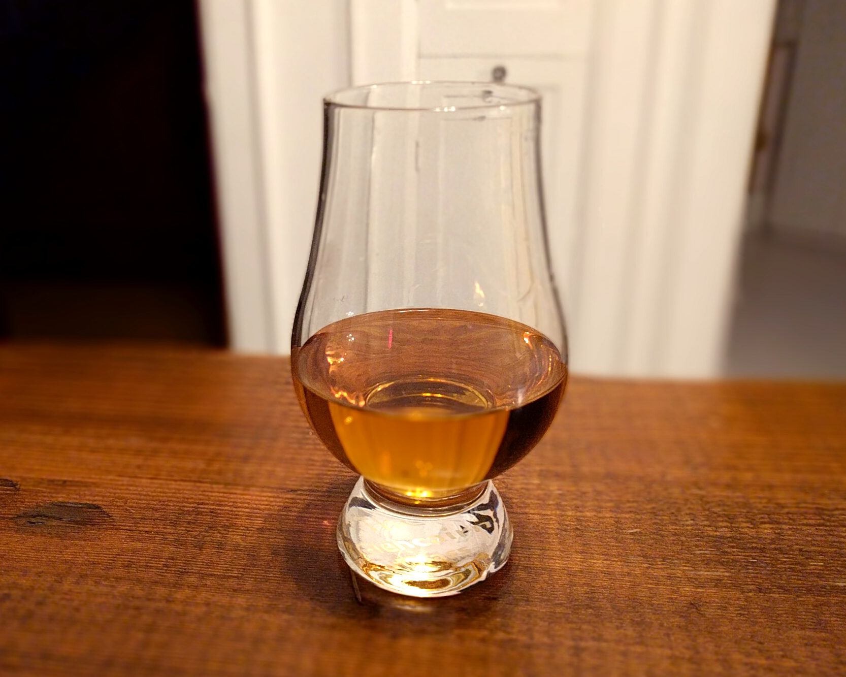 Glas bourbon whiskey op een houten bar