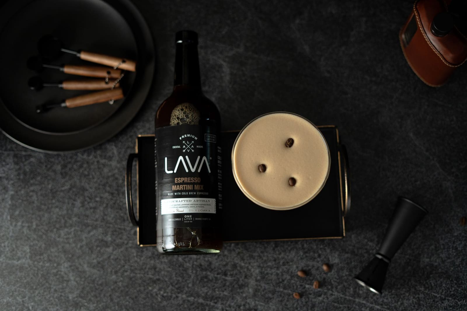 Alcoholvrije Espresso Martini met romig schuim en drie koffiebonen in martiniglas