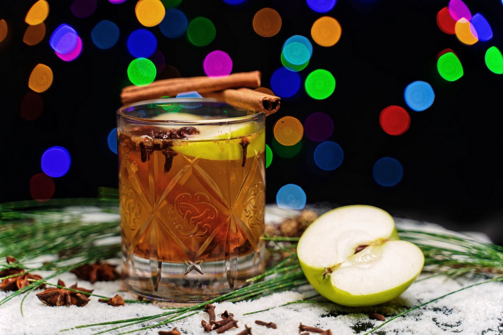 Appelcider Mocktail met troebel appelsap en kaneelstokje in een highballglas