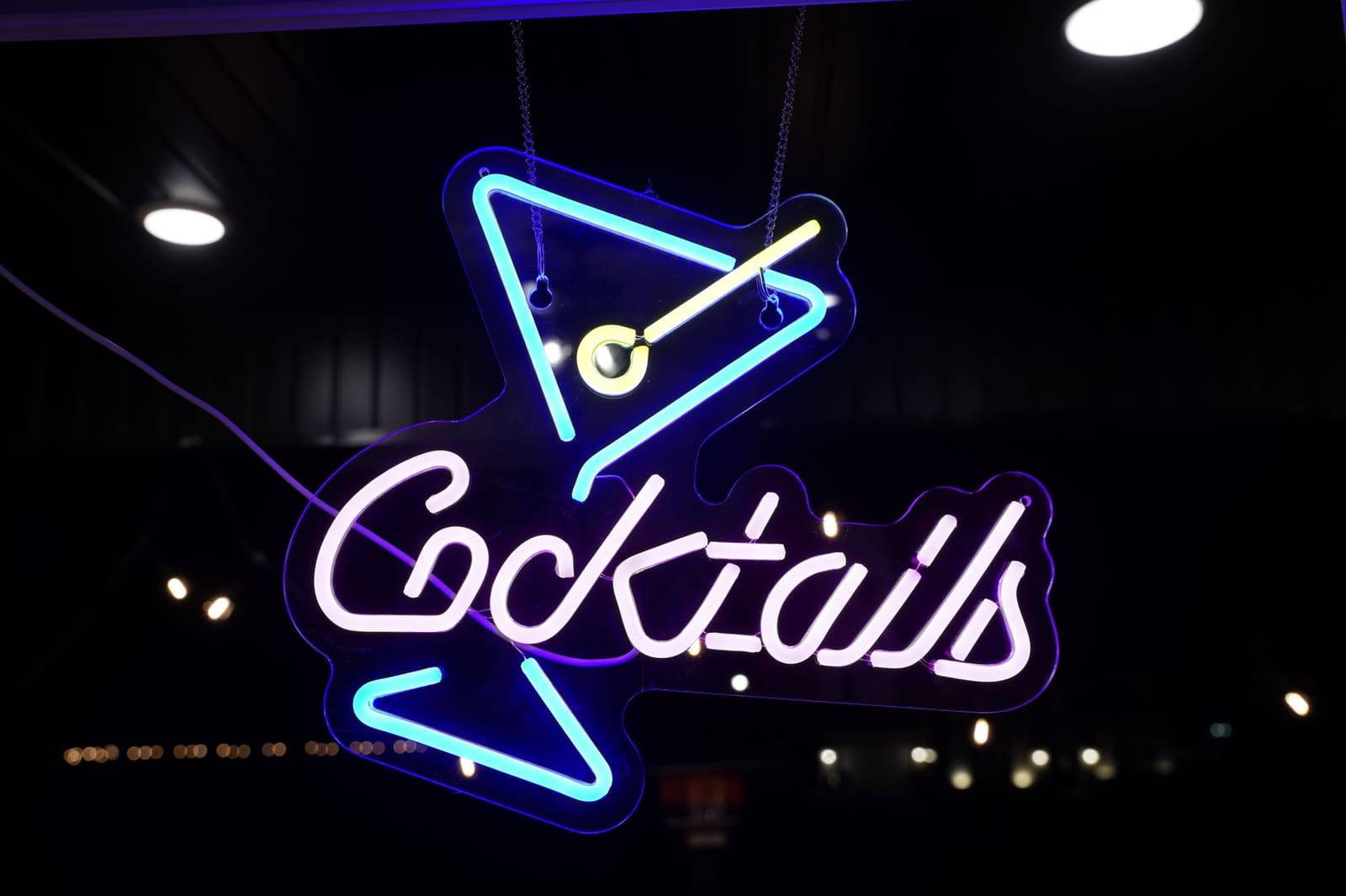 Lichtpaarse Aviation cocktail in een coupeglas met cocktailkers als garnering
