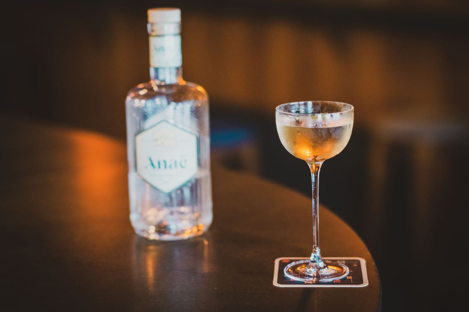 Bee's Knees cocktail met gin, honing en citroen geserveerd in een coupe glas