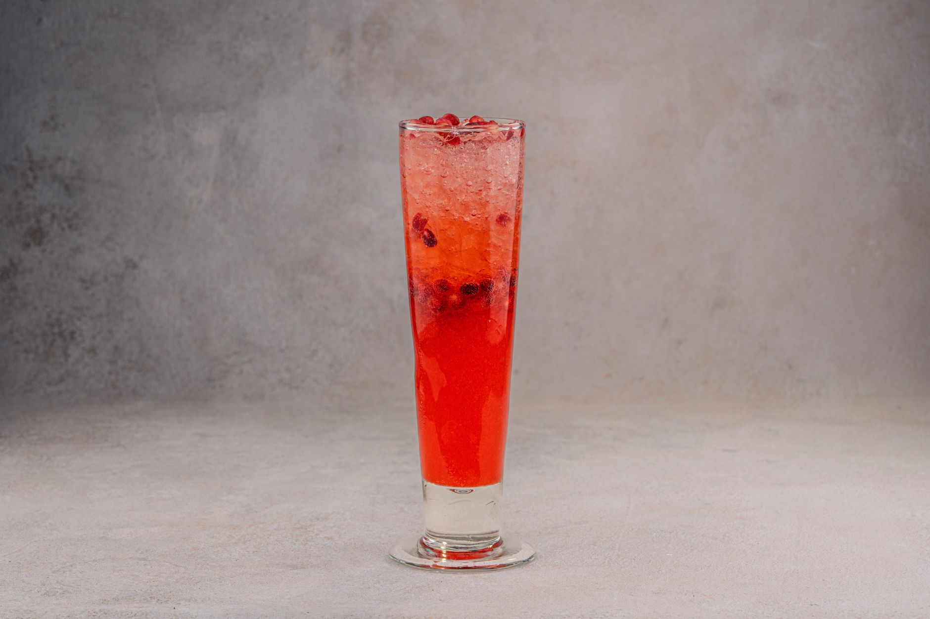 Berry Fizz cocktail met rode bessen en munt in een highballglas met spuitwater
