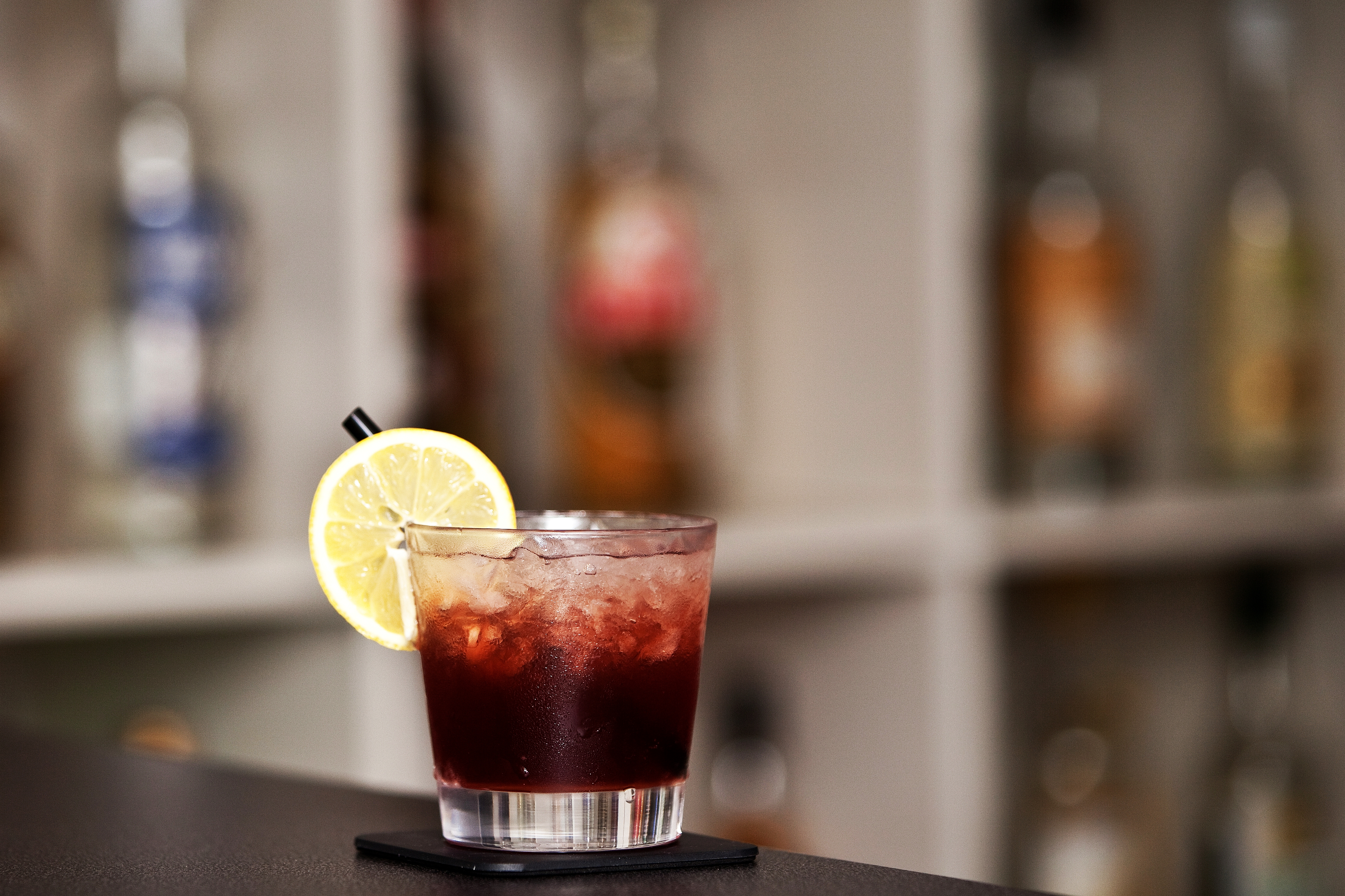 Bramble cocktail met crushed ice en verse bramen