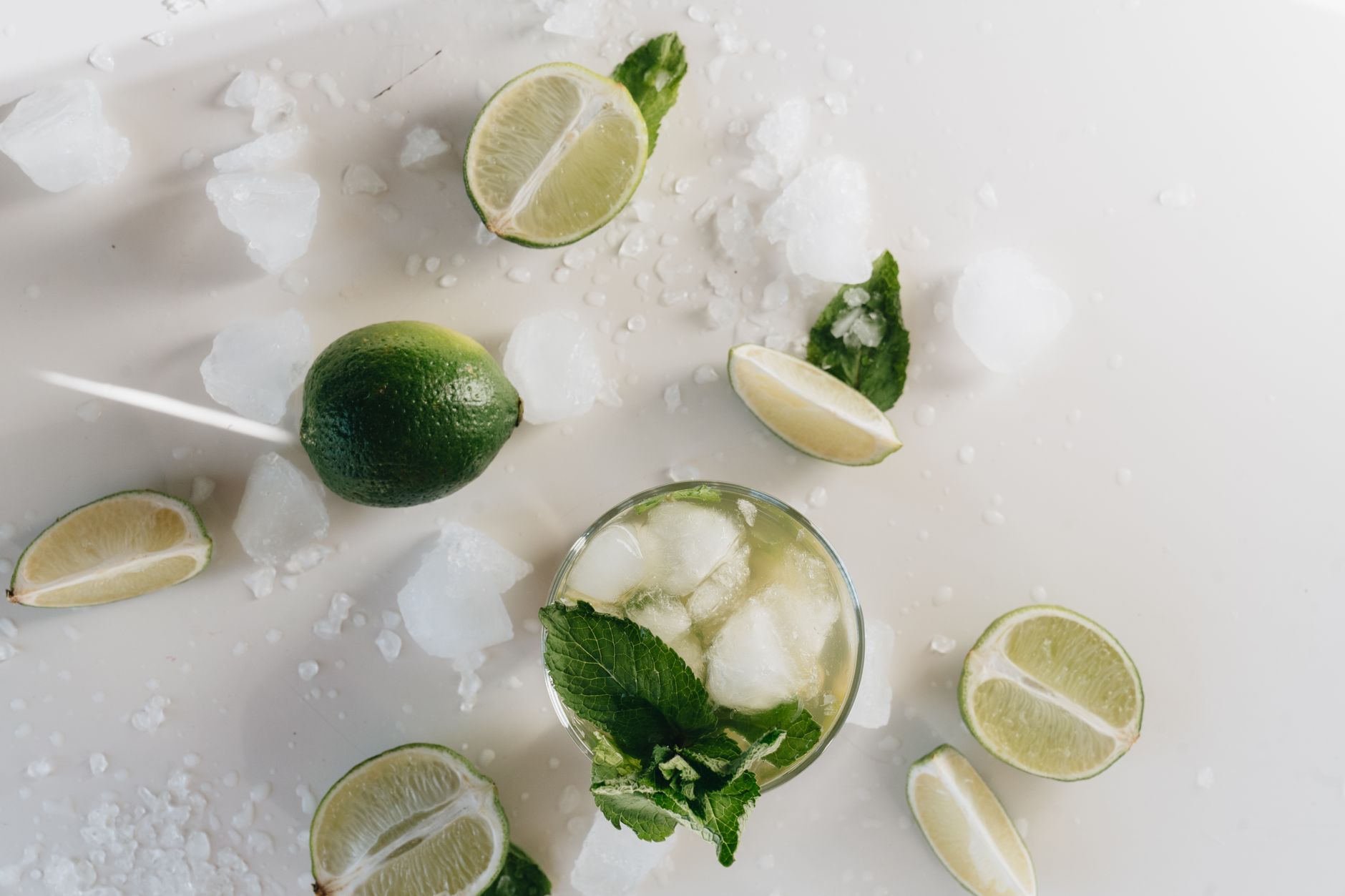 Caipirinha cocktail met limoenpartjes en crushed ice geserveerd in een rocksglas