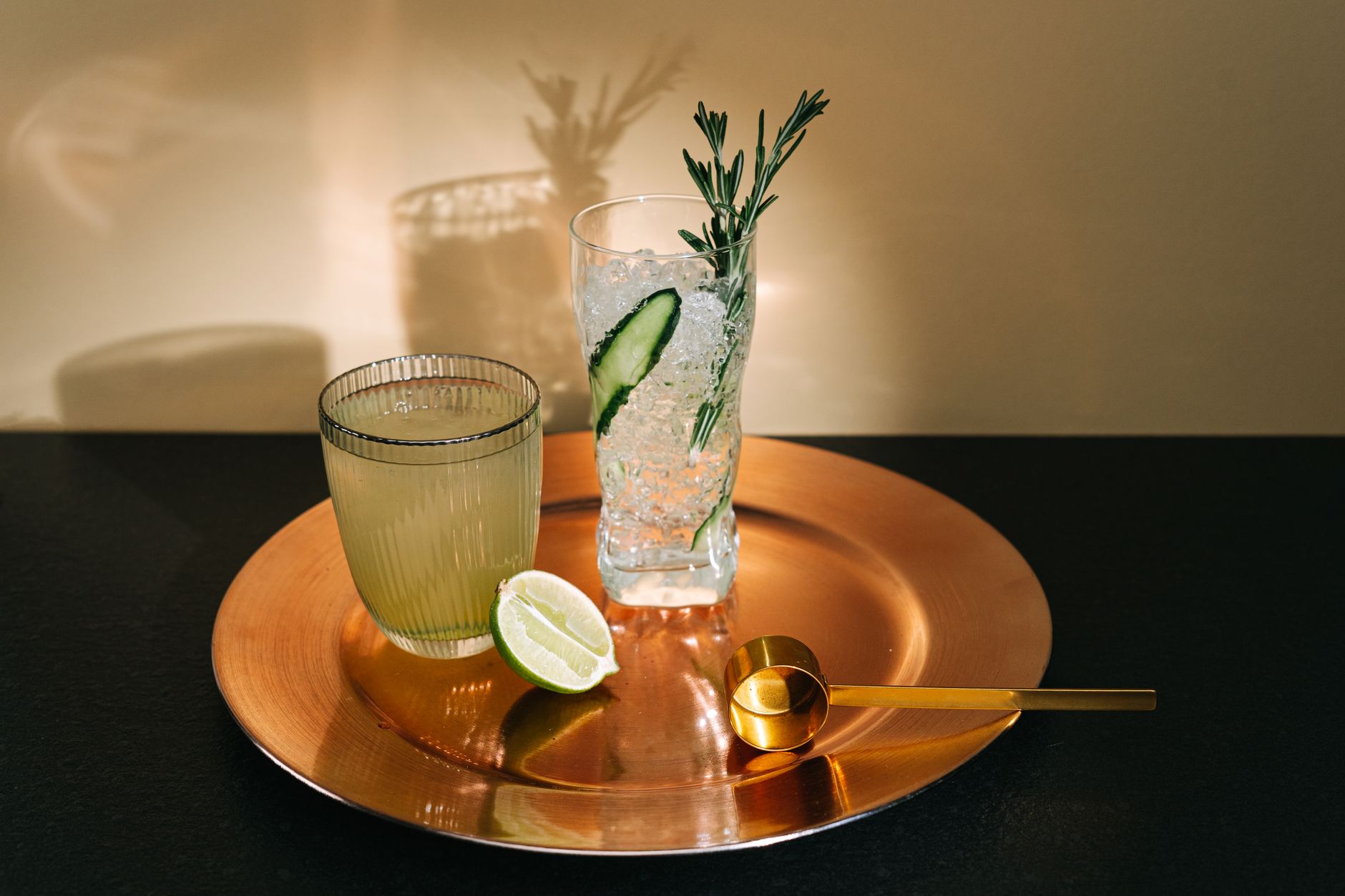 Cucumber Cooler mocktail in een highballglas met komkommerlint en verse munt