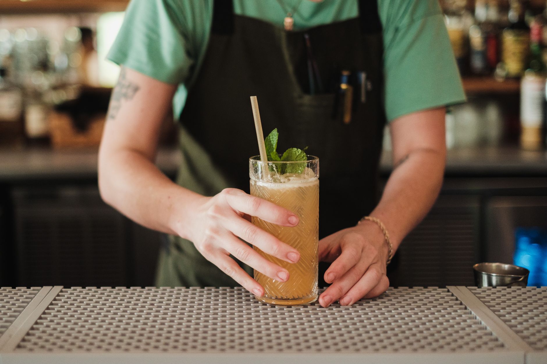 Dark 'n Stormy cocktail met donkere rum en gemberbier in een highballglas met limoen