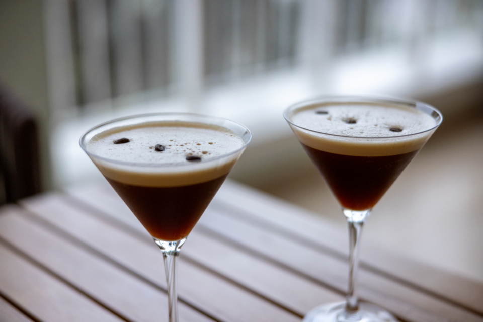 Espresso Martini met schuimlaag en koffiebonen in een coupeglas