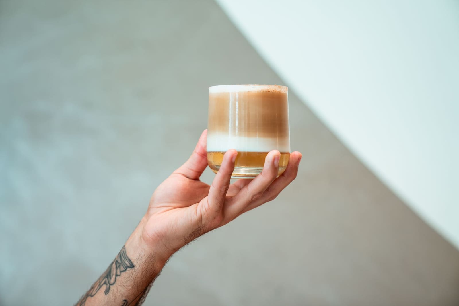 Irish Coffee in een glas met een drijvende laag room boven hete koffie en whiskey