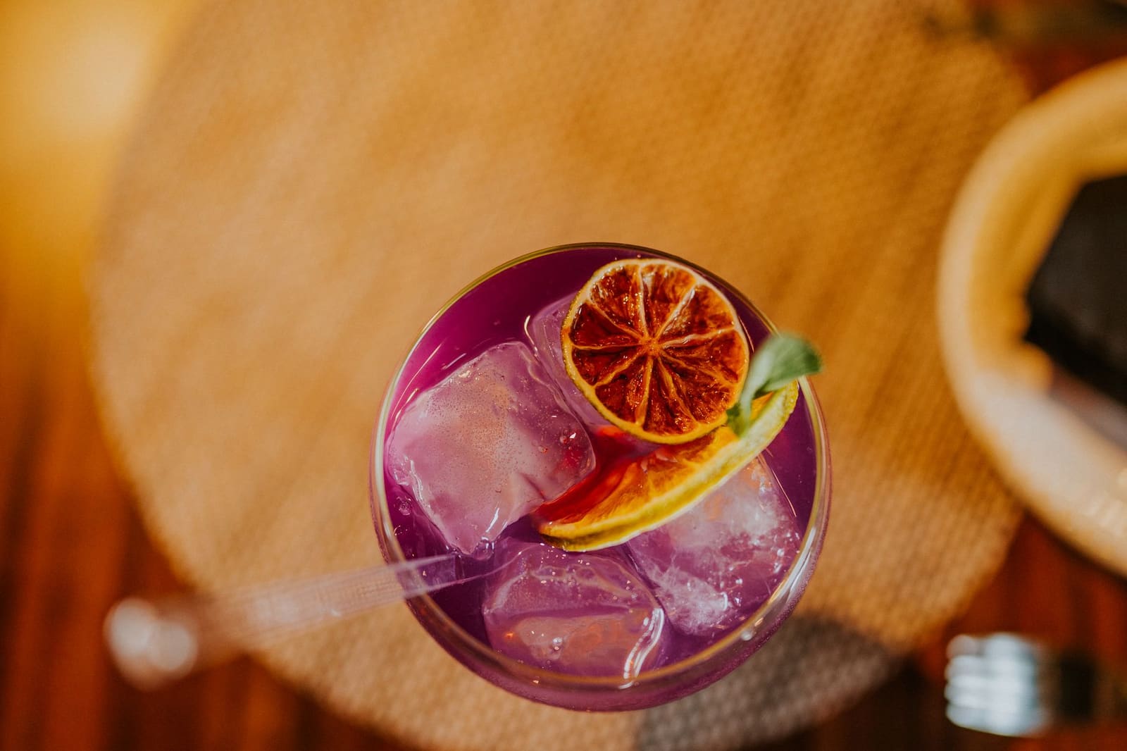 Paarsroze Lavendel Limonade cocktail in een highballglas met citroen en lavendeltakje