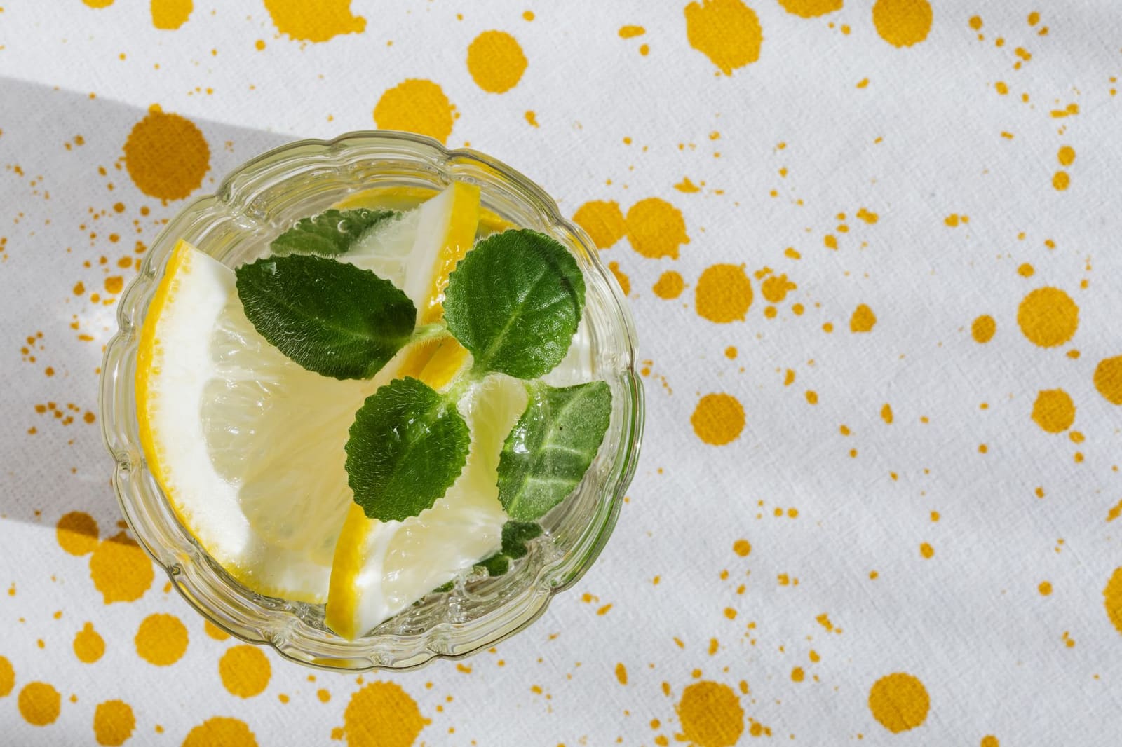 Limoncello Spritz in een wijnglas met citroenschijfje en munt op een zonnig terras
