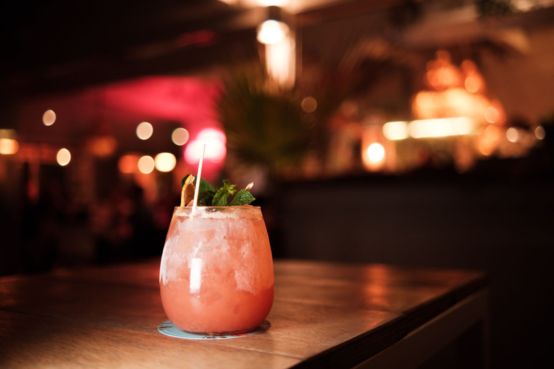 Mai Tai cocktail in rocksglas met crushed ijs, muntblaadje en limoenschil