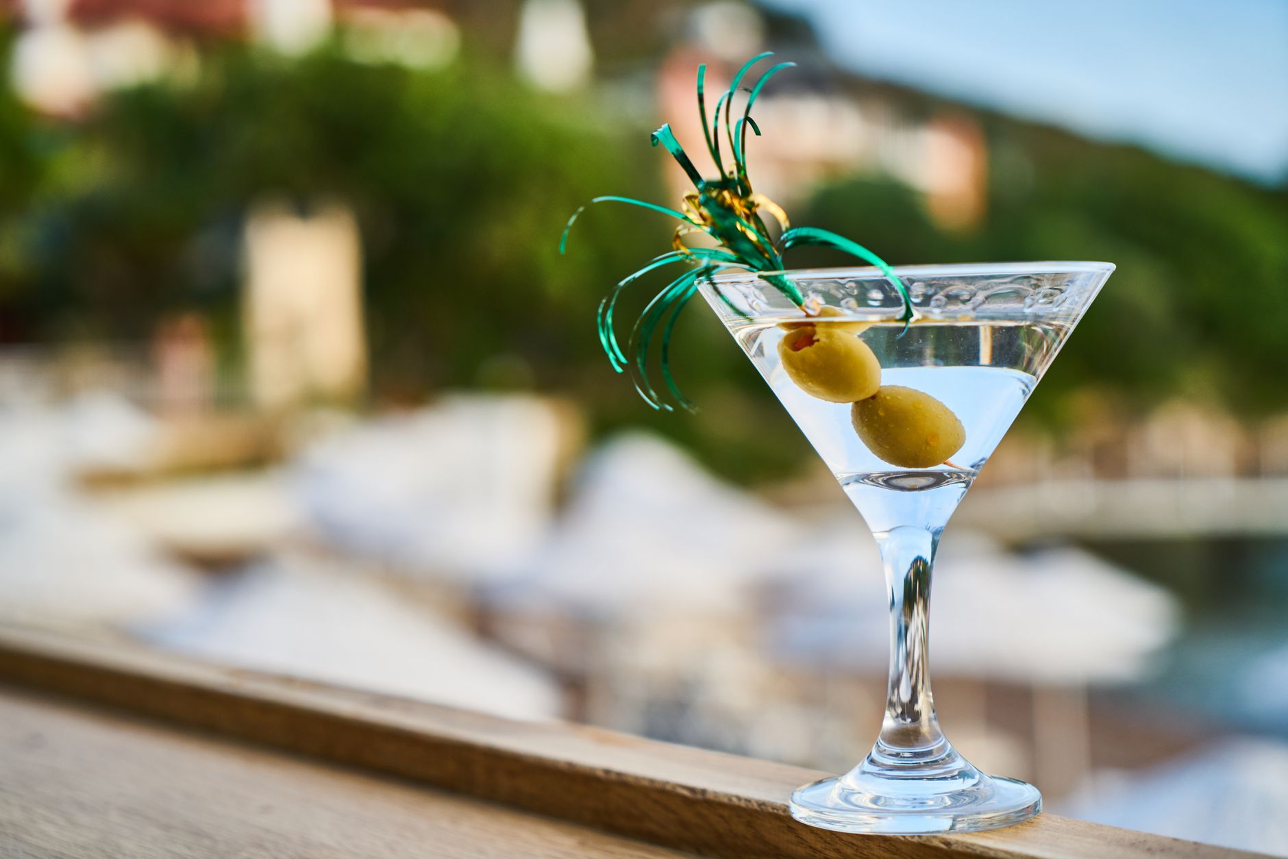 Ijskoude Martini Dry in een martiniglas met groene olijf als garnering