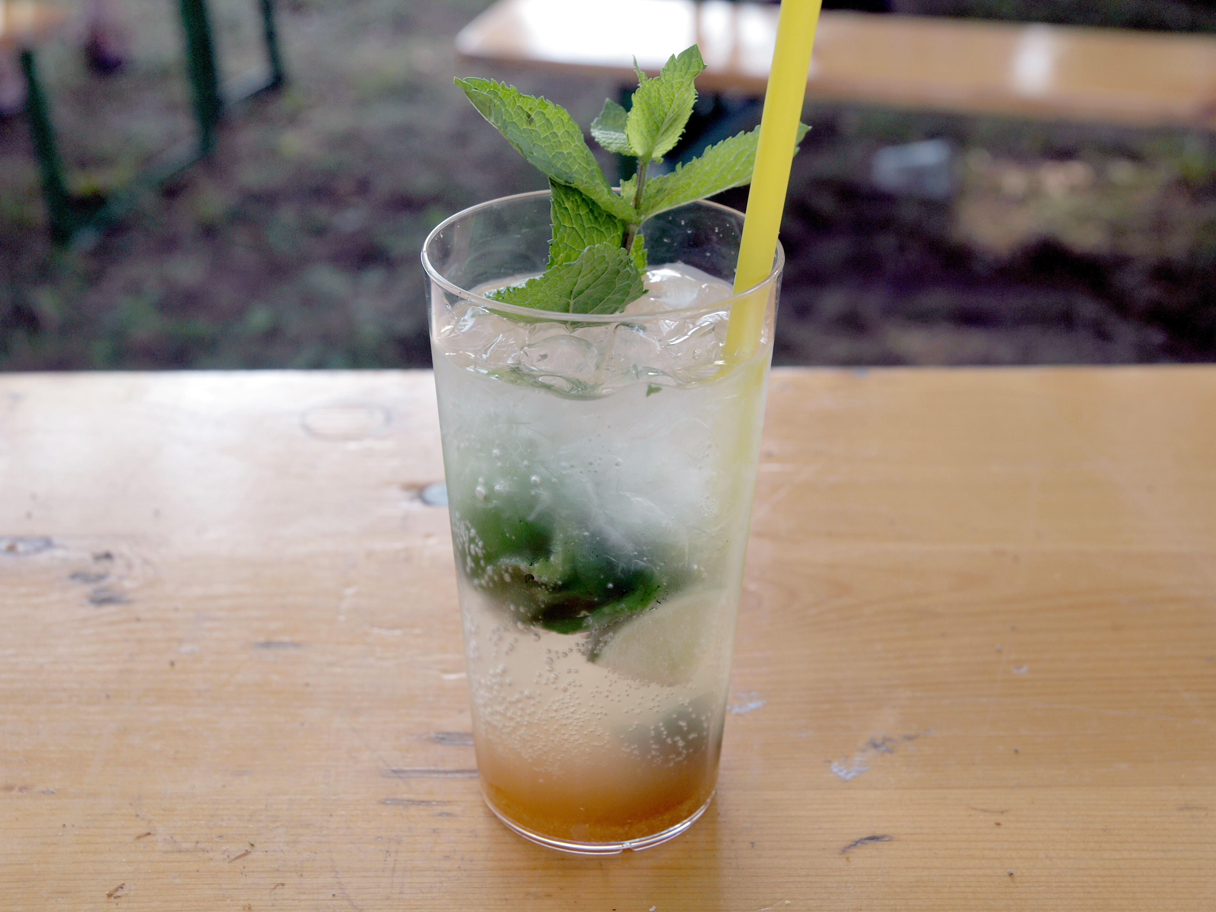 Mojito cocktail met verse munt en limoen geserveerd in een highballglas met rietje