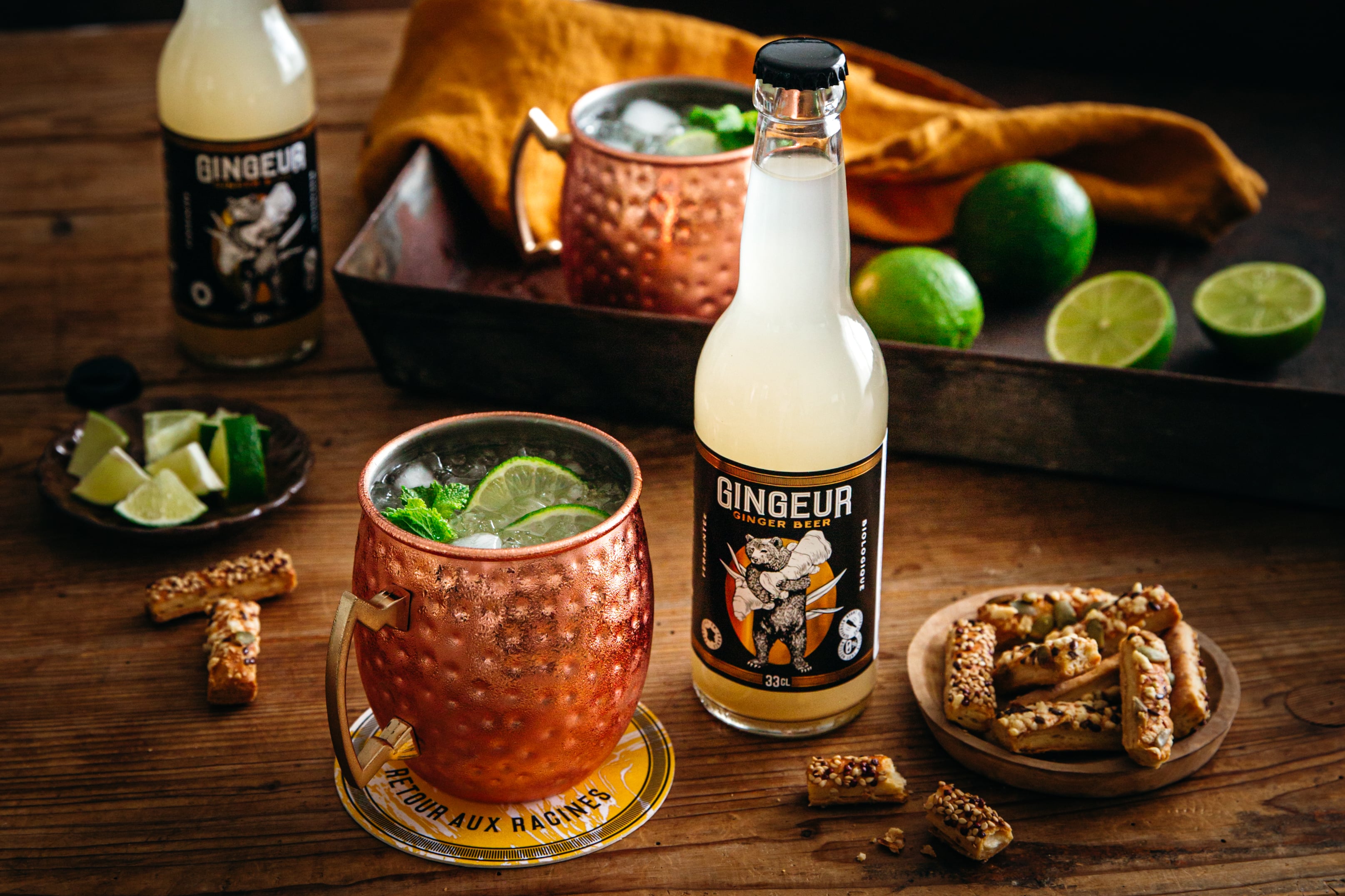 Moscow Mule cocktail met limoen en munt geserveerd in een koperen mok