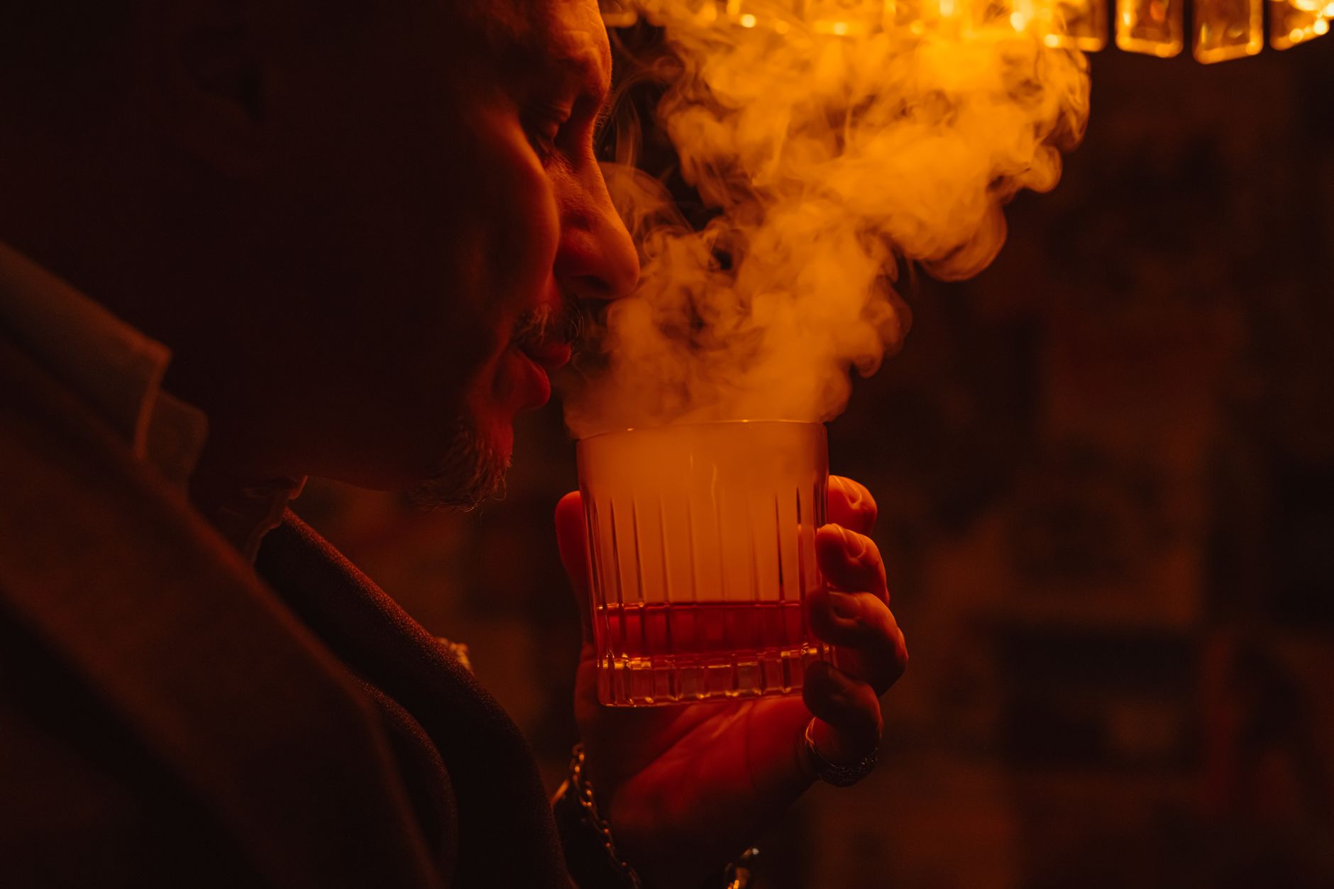 Penicillin cocktail met rokerige islay-float en gekonfijte gember in een rocksglas