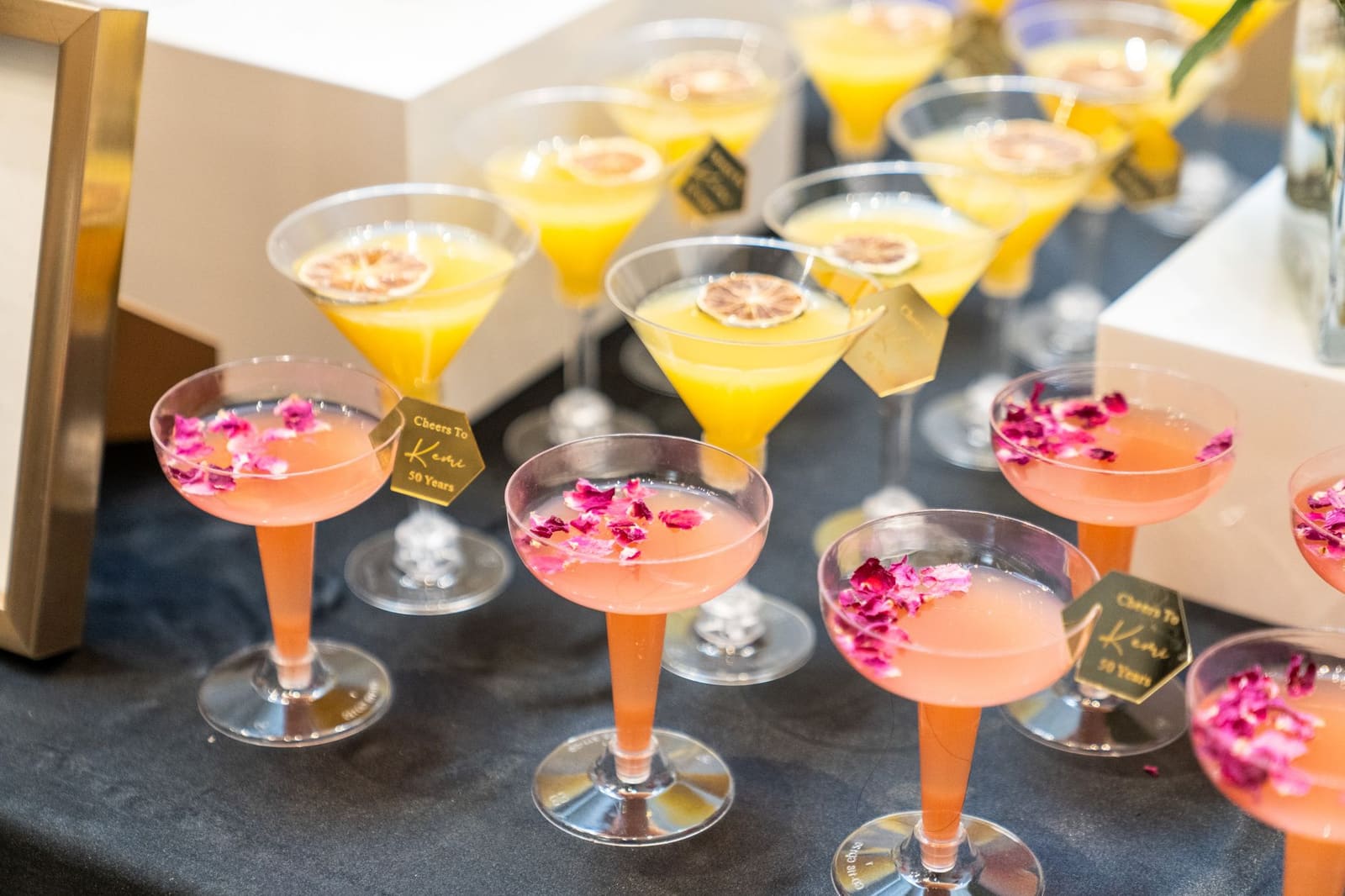 Pornstar Martini in coupeglas met passievrucht garnering en shotje prosecco ernaast