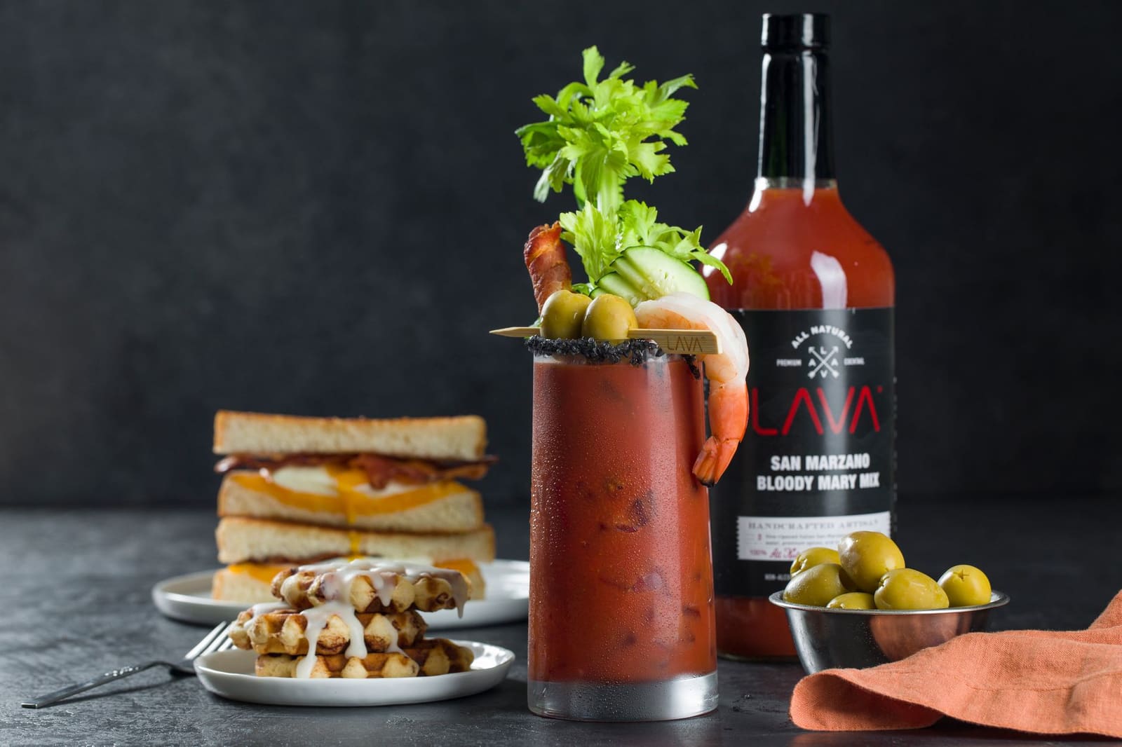 Virgin Bloody Mary in een highballglas met selderijstengel en citroenpartje als garnering