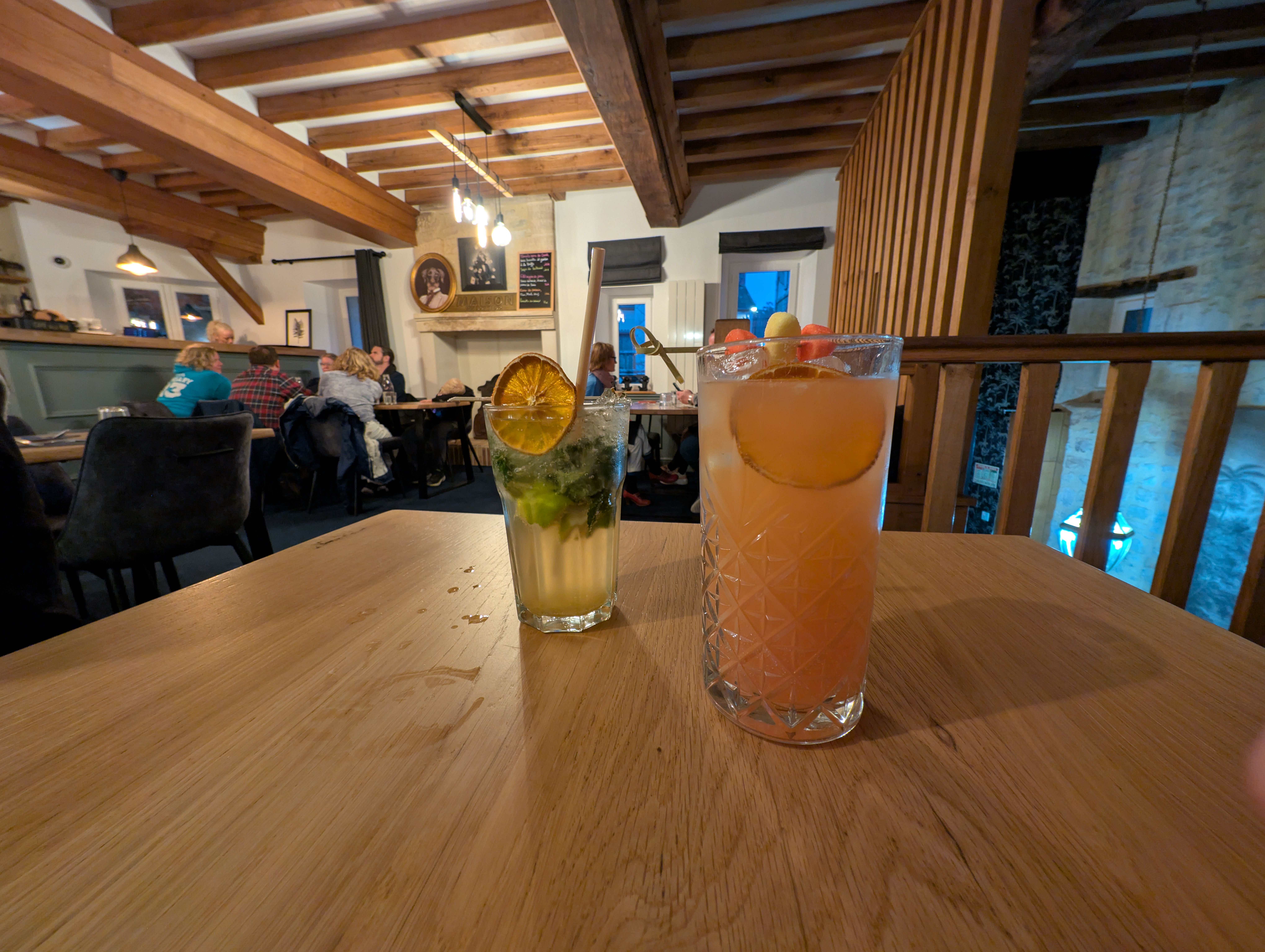 Glas Virgin Mojito met munt, limoen en ijs in een highballglas