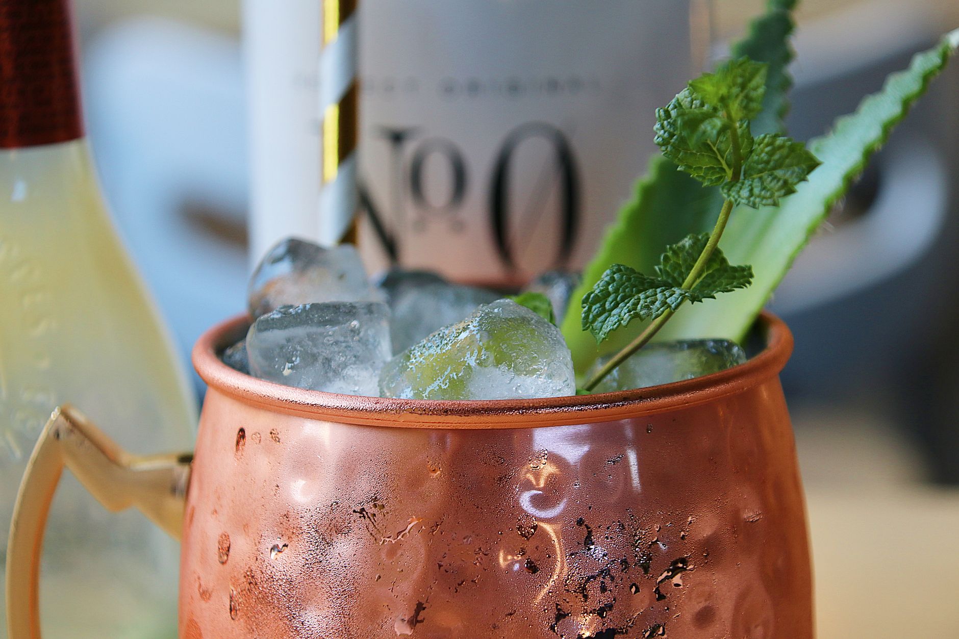 Virgin Mule cocktail met limoen en munt geserveerd in een koperen mok