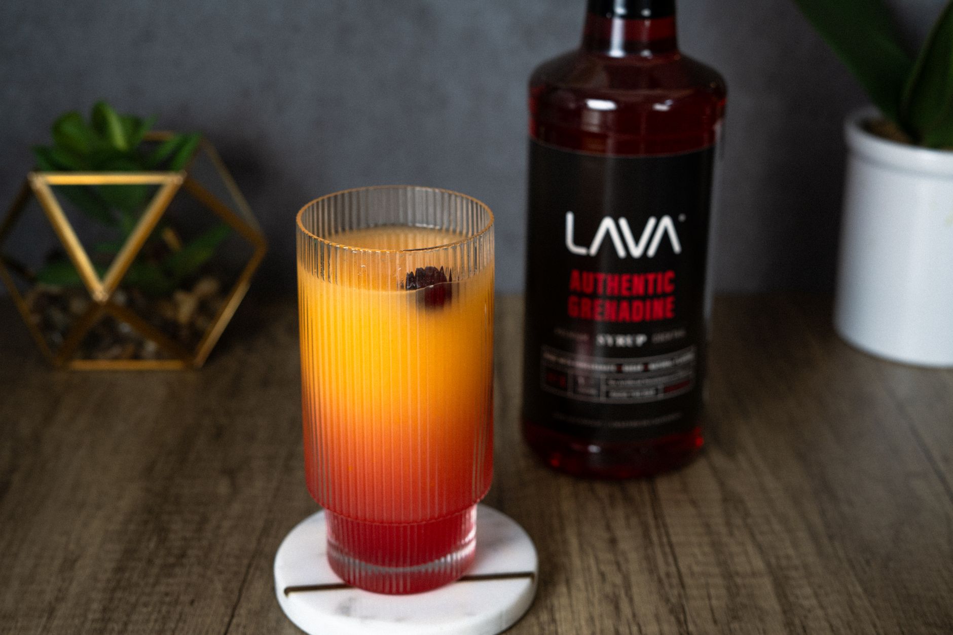 Virgin Sunrise mocktail met kleurverloop van sinaasappelsap en grenadine in een highballglas