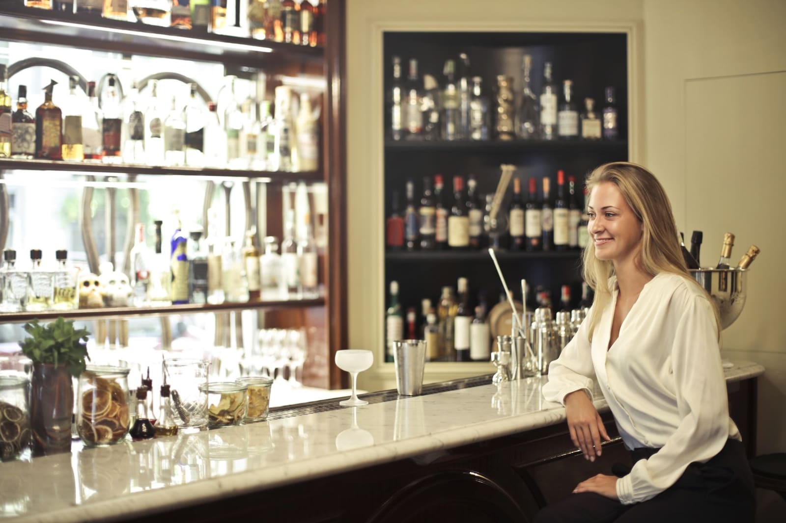 Flessen tequila opgesteld op een bar, symbool voor de rechtszaak tegen Diageo