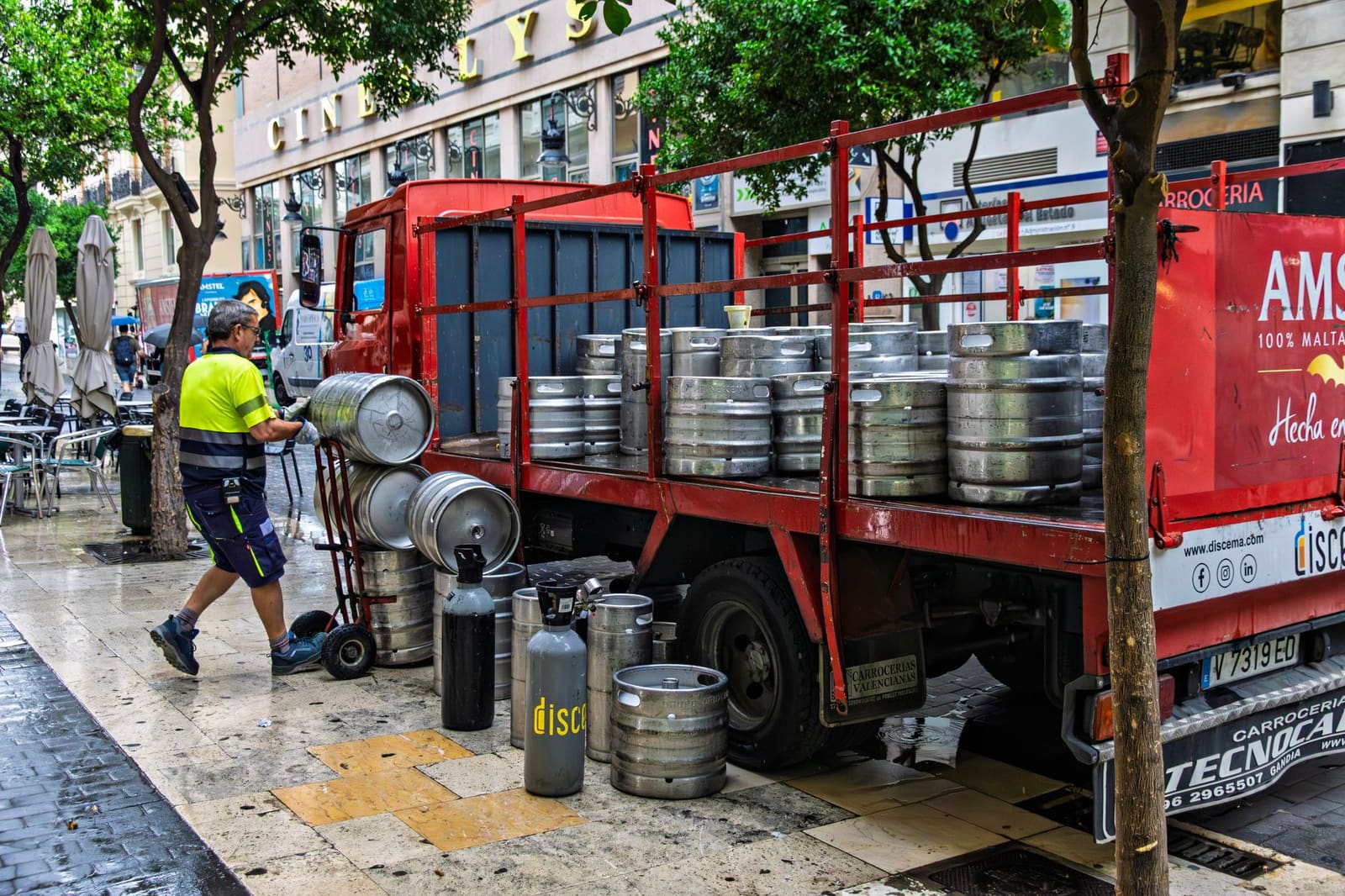 Vrachtwagen met bierkratten klaar voor levering aan de horeca