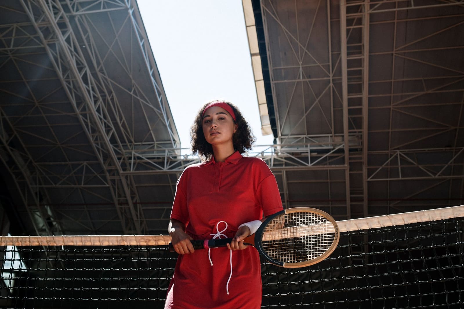 Tennisbaan in een groot stadion tijdens een toernooi