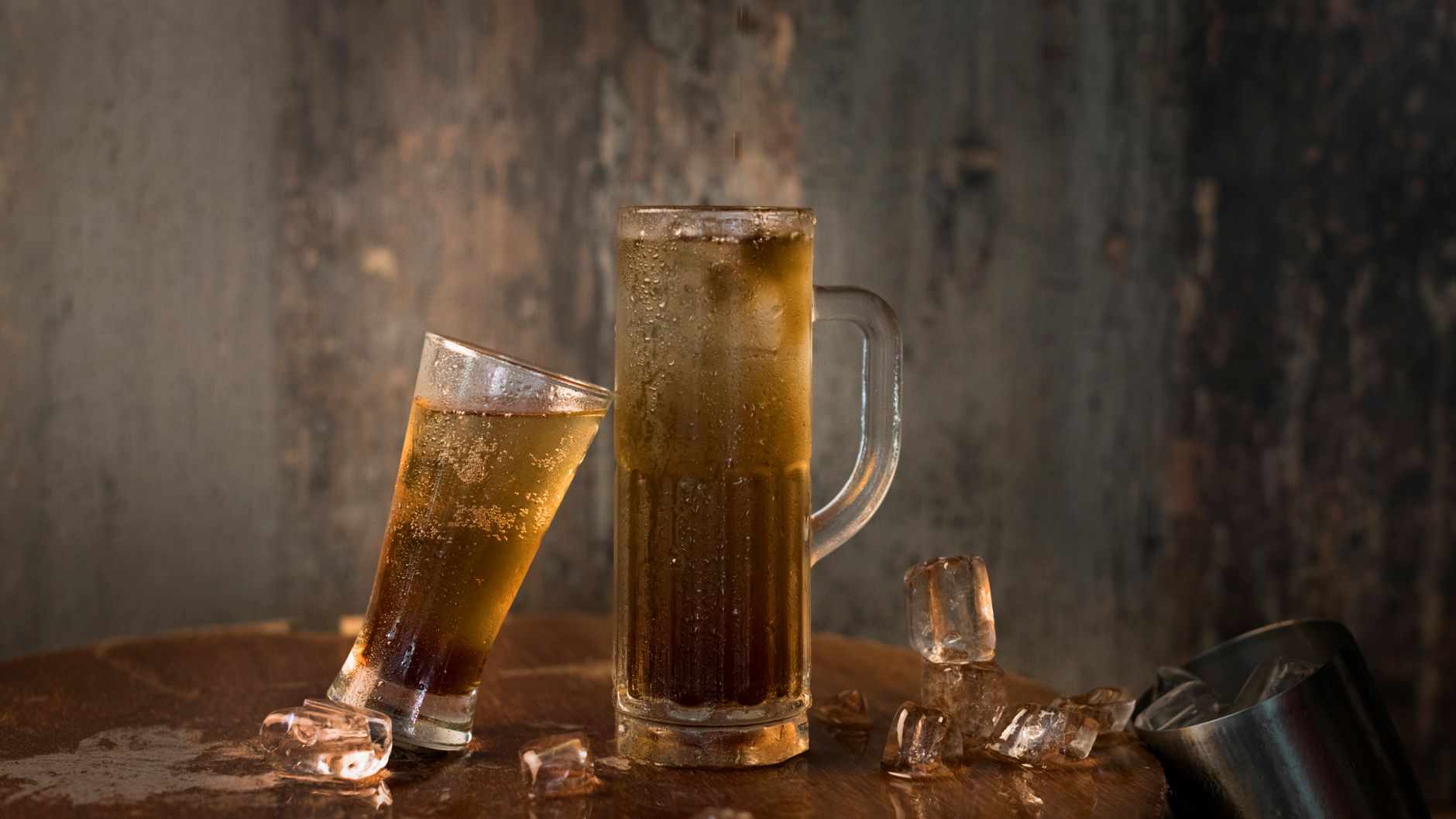 Een glas met ijs gevuld met bier en frisdrank, de Colombiaanse biercocktail Refajo
