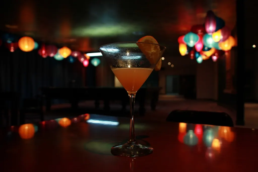 Cocktails op de bar in warm avondlicht