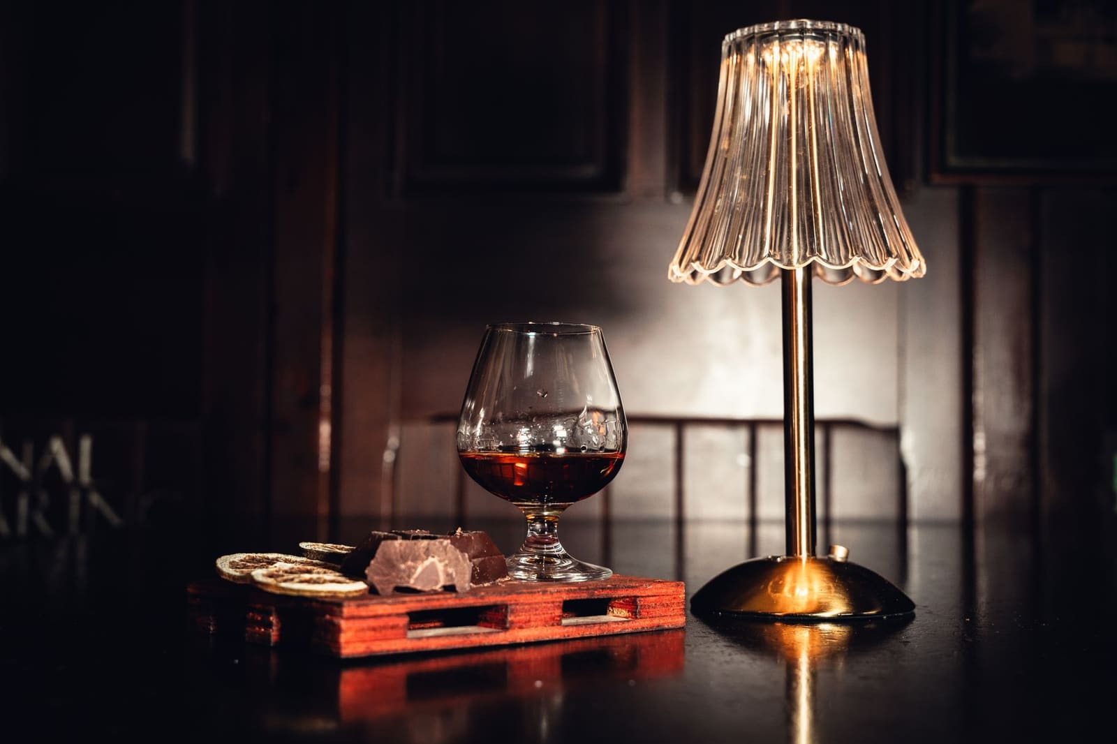 Glas cognac wordt rondgedraaid om de geur te proeven