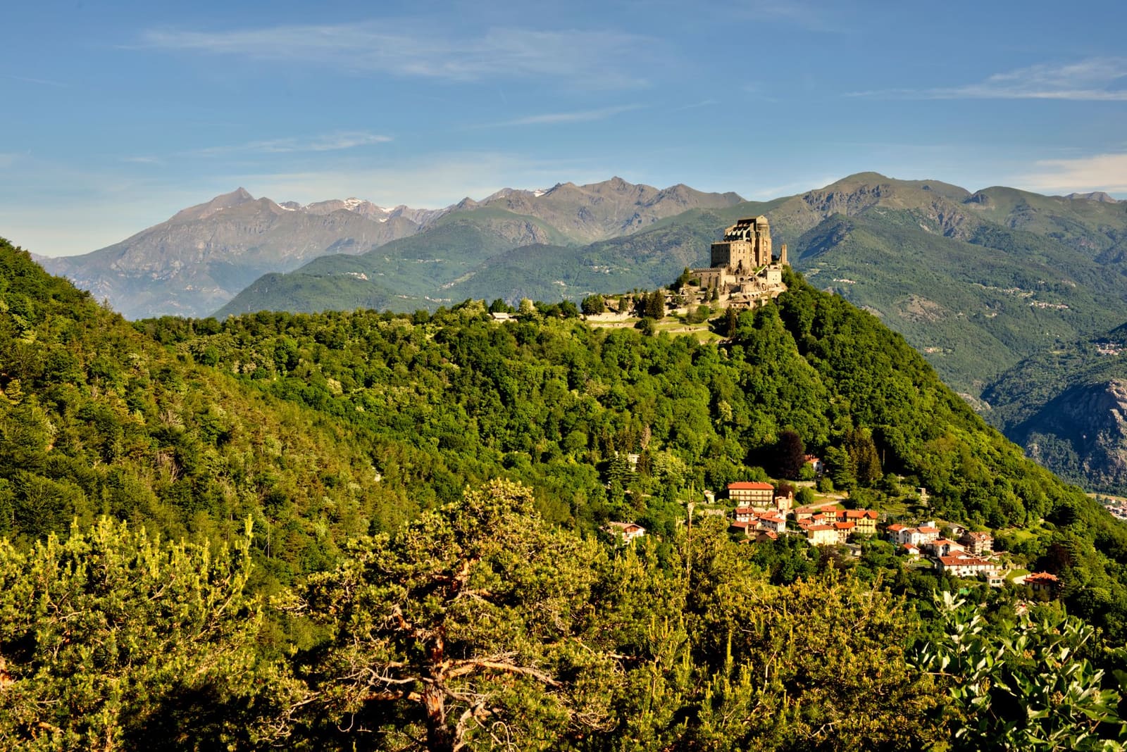 Kasteel en dorp op een heuvel in Piemonte, een beeld van het landschap rond Roero