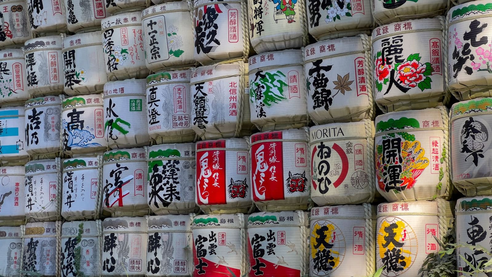 Traditionele Japanse houten sakevaten opgestapeld in een rijpingsruimte