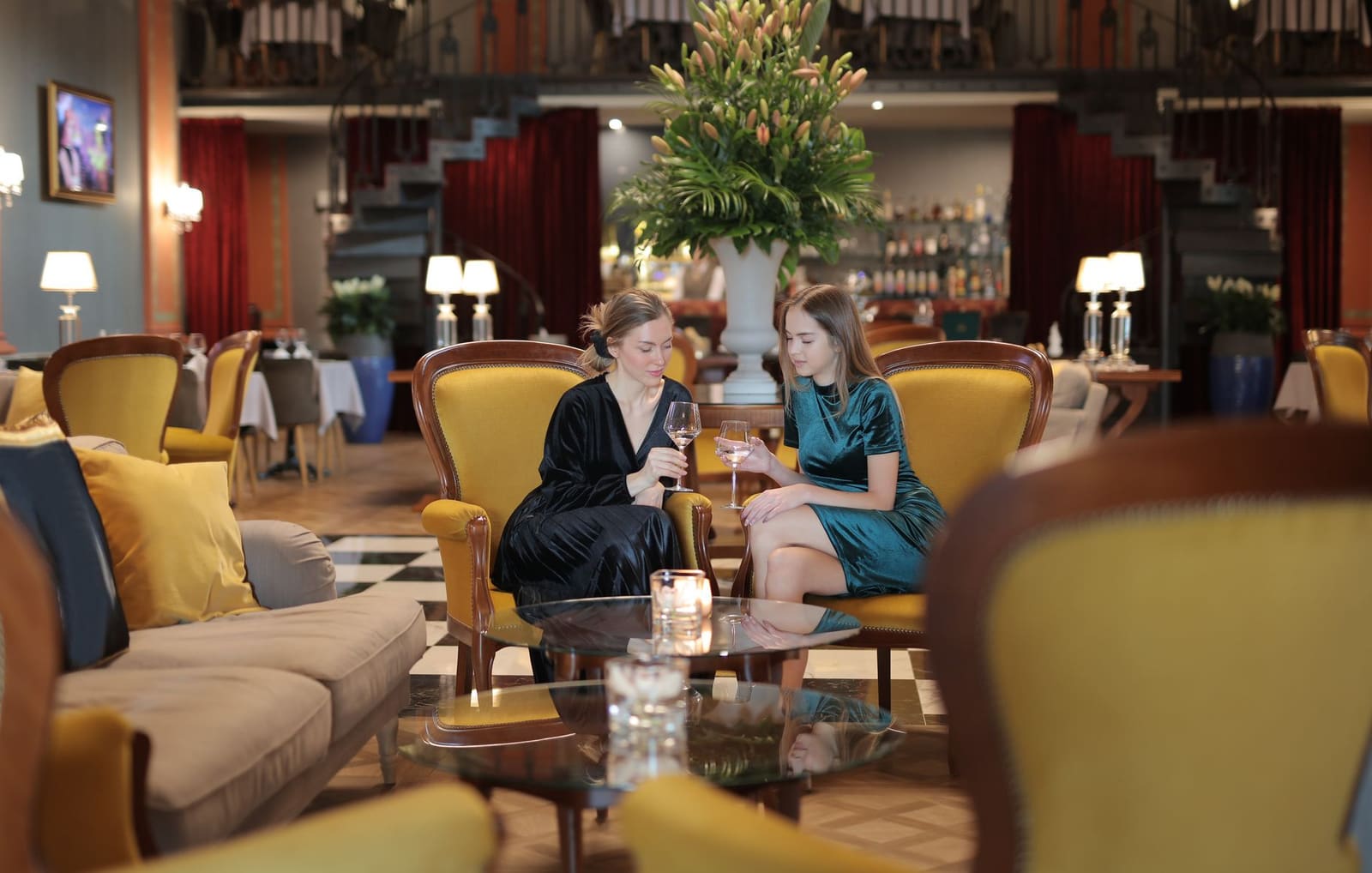 Sfeervol interieur van een luxe hotelbar met flessen en gedimd licht achter de bar