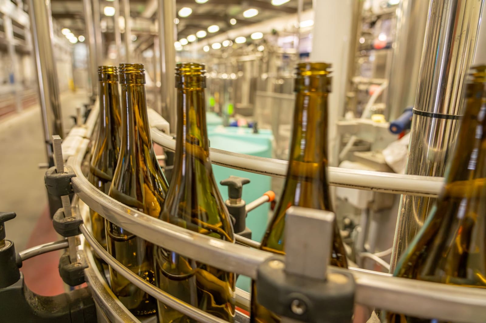 Bierflessen op een lopende band in een Deense brouwerij tijdens de productie